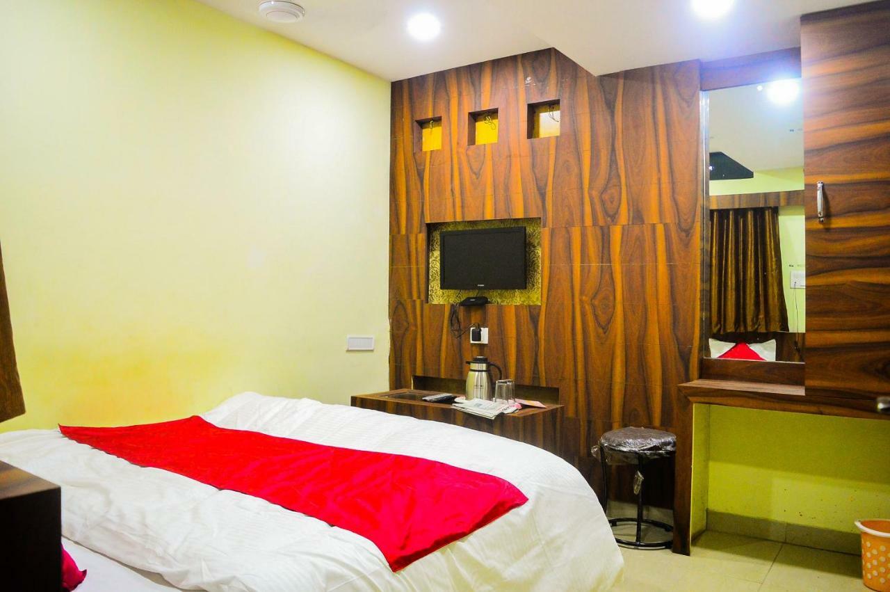 Hotel Kalash Уджайн Екстериор снимка